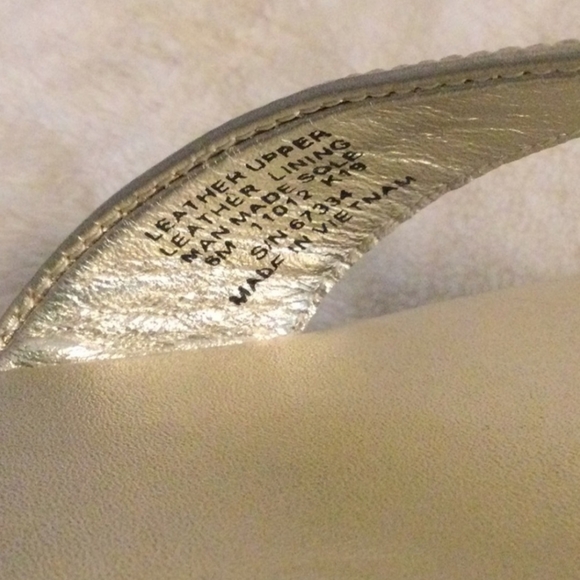 Tory Burch Metallic Gold Leather Logo Thong Size 8 Women's Flat Flip Flops - Picture 2 of 7